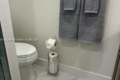 House in Miami, Florida 4 bedrooms, 224.54 sq.m. № 1962084 - photo 13