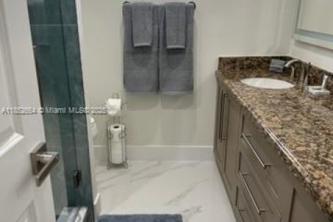 House in Miami, Florida 4 bedrooms, 224.54 sq.m. № 1962084 - photo 11