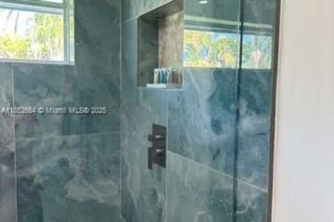 House in Miami, Florida 4 bedrooms, 224.54 sq.m. № 1962084 - photo 22