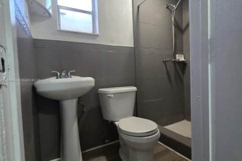 Снять в аренду виллу или дом в Майами, Флорида 2 спальни, 88.26м2, № 1951868 - фото 3