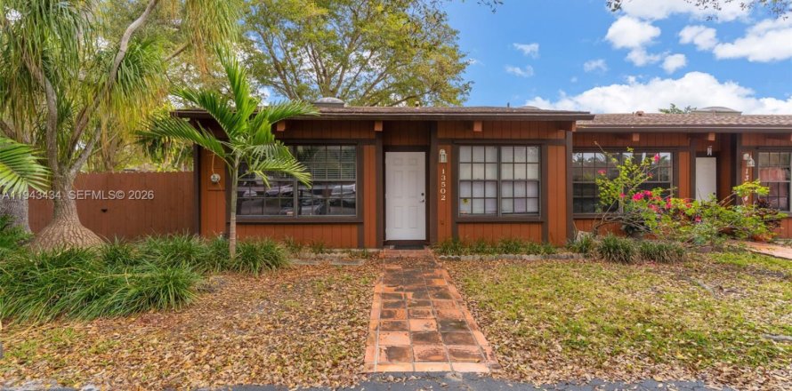 Townhouse in Miami, Florida 2 bedrooms, 113.53 sq.m. № 2003819