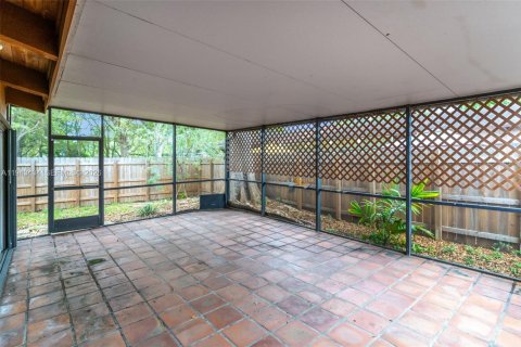 Townhouse in Miami, Florida 2 bedrooms, 113.53 sq.m. № 2003819 - photo 25