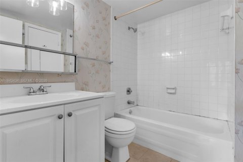 Townhouse in Miami, Florida 2 bedrooms, 113.53 sq.m. № 2003819 - photo 16