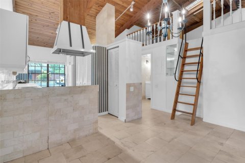 Townhouse in Miami, Florida 2 bedrooms, 113.53 sq.m. № 2003819 - photo 2