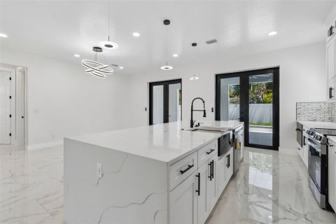 Casa en venta en Tampa, Florida, 4 dormitorios, 297.01 m2 № 1750564 - foto 10
