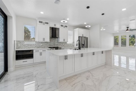 Casa en venta en Tampa, Florida, 4 dormitorios, 297.01 m2 № 1750564 - foto 12