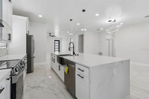 Casa en venta en Tampa, Florida, 4 dormitorios, 297.01 m2 № 1750564 - foto 14