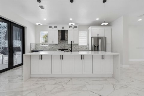 Casa en venta en Tampa, Florida, 4 dormitorios, 297.01 m2 № 1750564 - foto 11