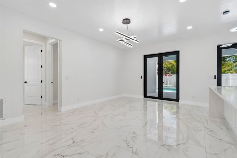 Casa en venta en Tampa, Florida, 4 dormitorios, 297.01 m2 № 1750564 - foto 16
