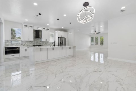 Casa en venta en Tampa, Florida, 4 dormitorios, 297.01 m2 № 1750564 - foto 17