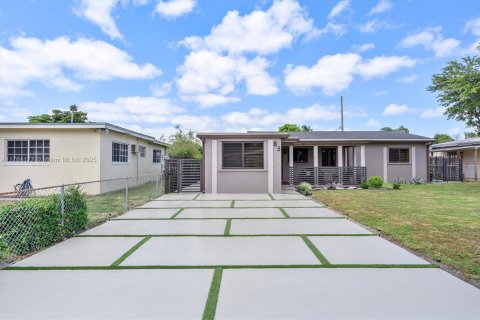 Casa en venta en North Miami Beach, Florida, 3 dormitorios, 118.82 m2 № 1740045 - foto 2