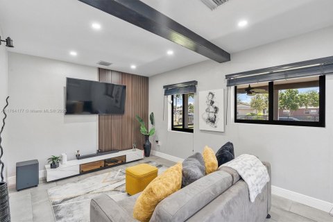 Casa en venta en North Miami Beach, Florida, 3 dormitorios, 118.82 m2 № 1740045 - foto 7