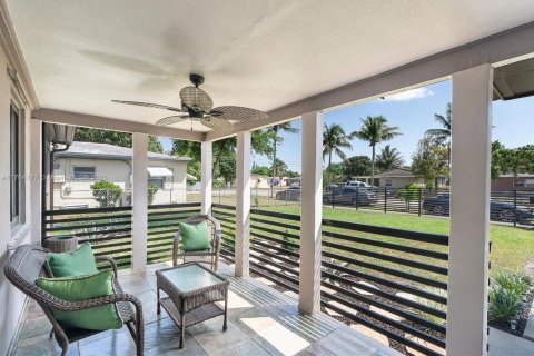 Casa en venta en North Miami Beach, Florida, 3 dormitorios, 118.82 m2 № 1740045 - foto 4
