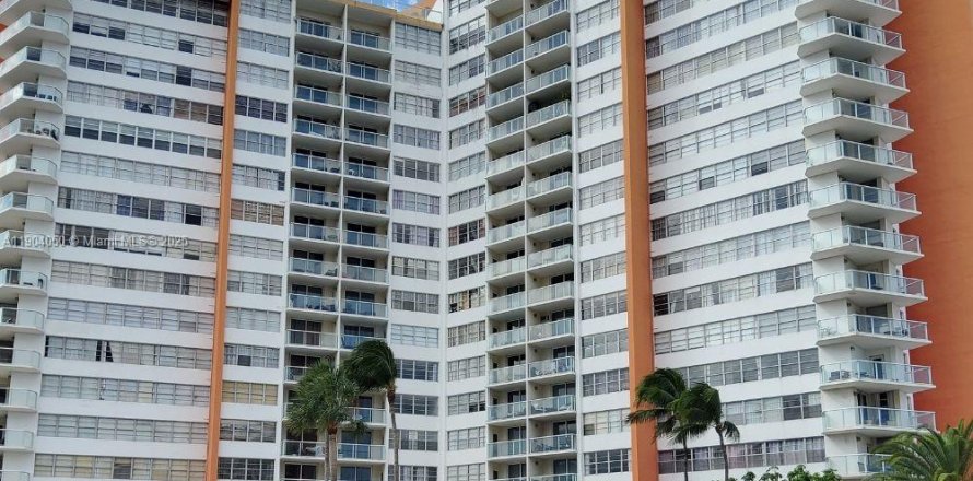 Condominio en Miami, Florida, 1 dormitorio  № 2013659
