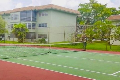 Condo in Margate, Florida, 2 bedrooms  № 1044055 - photo 1