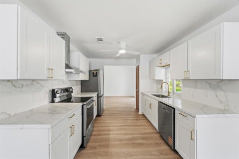 Купить виллу или дом в Порт-Сент-Луси, Флорида 3 комнаты, 125.42м2, № 2085211 - фото 11