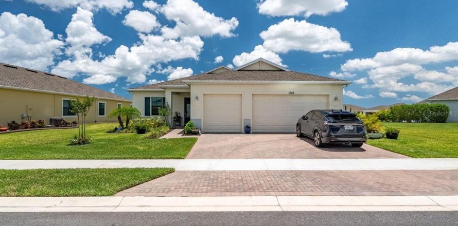 House in Melbourne, Florida 3 bedrooms, 214.33 sq.m. № 1575138