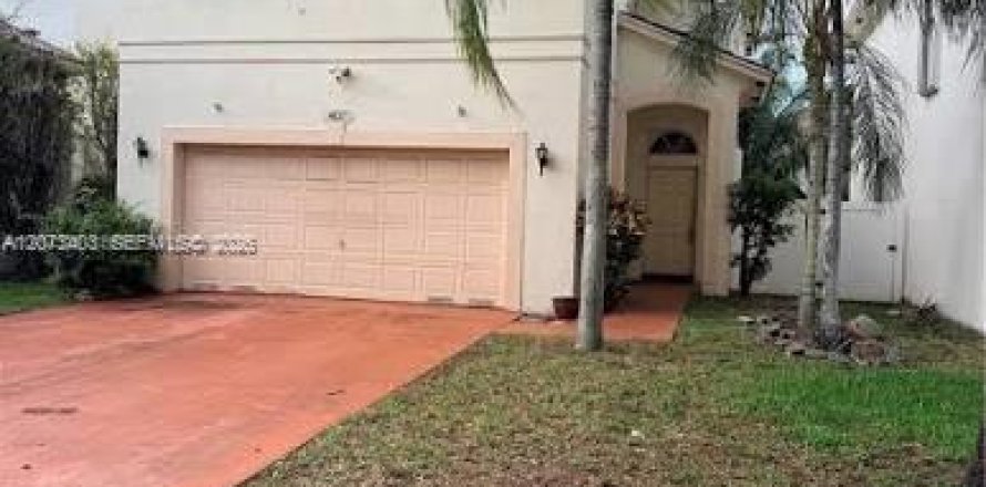House in Coconut Creek, Florida 4 bedrooms, 196.95 sq.m. № 2307874