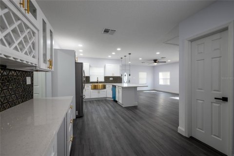 House in Tampa, Florida 4 bedrooms, 137.03 sq.m. № 1828543 - photo 10