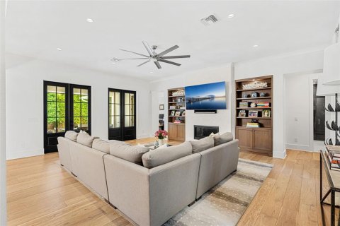 House in Winter Park, Florida 5 bedrooms, 399.11 sq.m. № 1819377 - photo 20