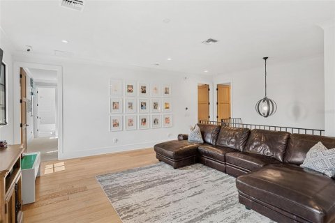 House in Winter Park, Florida 5 bedrooms, 399.11 sq.m. № 1819377 - photo 3