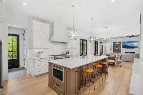 House in Winter Park, Florida 5 bedrooms, 399.11 sq.m. № 1819377 - photo 17