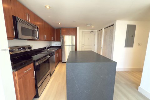 Condo in Miami, Florida, 2 bedrooms  № 1890182 - photo 4