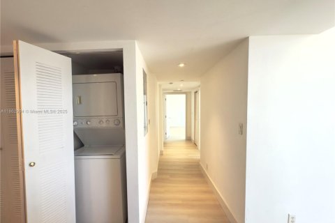 Condo in Miami, Florida, 2 bedrooms  № 1890182 - photo 11