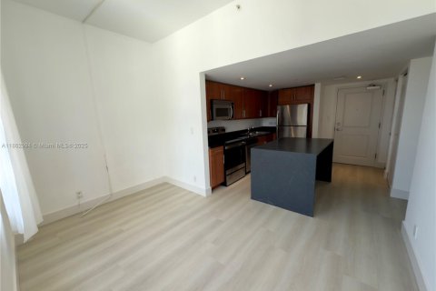Condo in Miami, Florida, 2 bedrooms  № 1890182 - photo 5