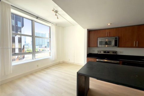 Condo in Miami, Florida, 2 bedrooms  № 1890182 - photo 1