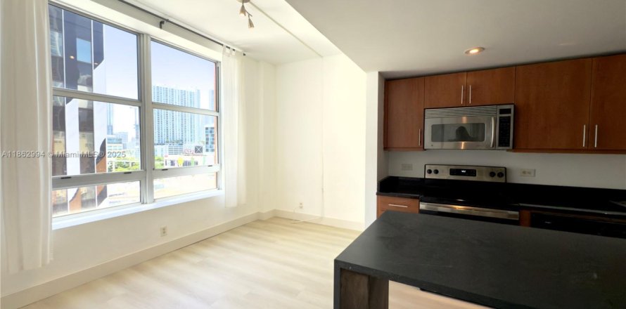 Condo in Miami, Florida, 2 bedrooms № 1890182