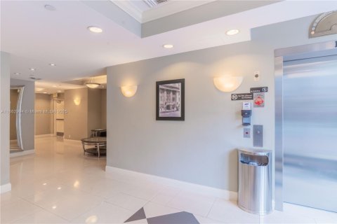 Condo in Miami, Florida, 2 bedrooms  № 1890182 - photo 25