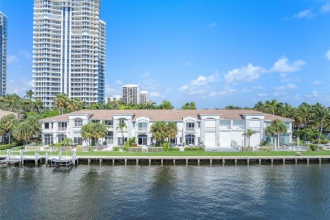 Townhouse in Aventura, Florida 5 bedrooms, 297.29 sq.m. № 2021561 - photo 2