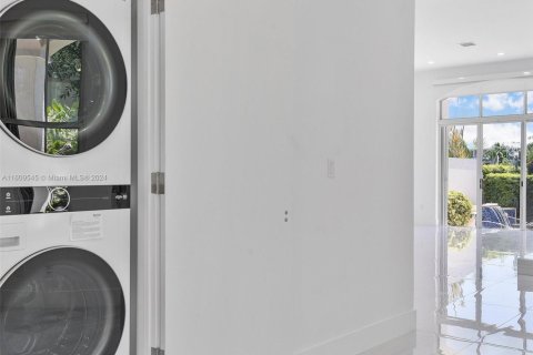 Townhouse in Aventura, Florida 5 bedrooms, 297.29 sq.m. № 2021561 - photo 10