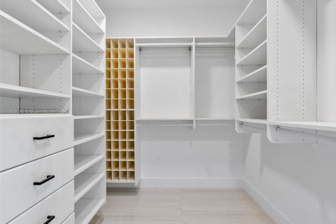 Townhouse in Aventura, Florida 5 bedrooms, 297.29 sq.m. № 2021561 - photo 27