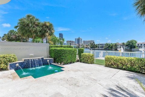 Townhouse in Aventura, Florida 5 bedrooms, 297.29 sq.m. № 2021561 - photo 21