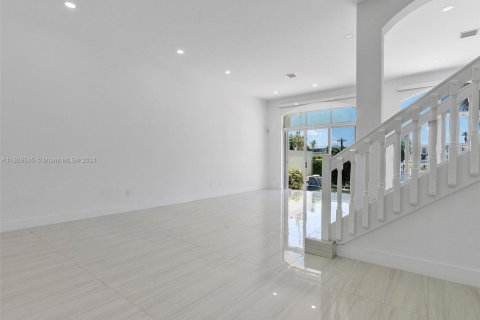 Townhouse in Aventura, Florida 5 bedrooms, 297.29 sq.m. № 2021561 - photo 12