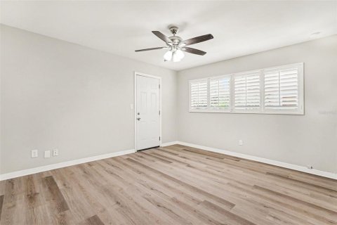 House in Brandon, Florida 3 bedrooms, 195 sq.m. № 2222592 - photo 13