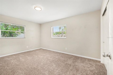 House in Brandon, Florida 3 bedrooms, 195 sq.m. № 2222592 - photo 12