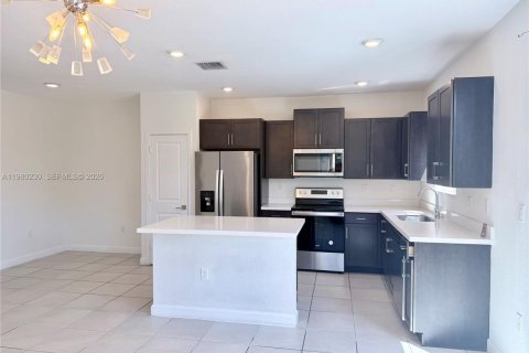 Таунхаус в Хомстед, Флорида 4 спальни № 2046478