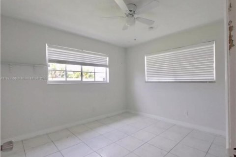 Casa en venta en Miami, Florida, 4 dormitorios, 129.6 m2 № 1897970 - foto 11