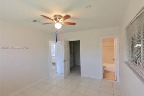 Casa en venta en Miami, Florida, 4 dormitorios, 129.6 m2 № 1897970 - foto 15