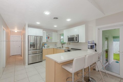 Casa en venta en Miami, Florida, 4 dormitorios, 129.6 m2 № 1897970 - foto 7