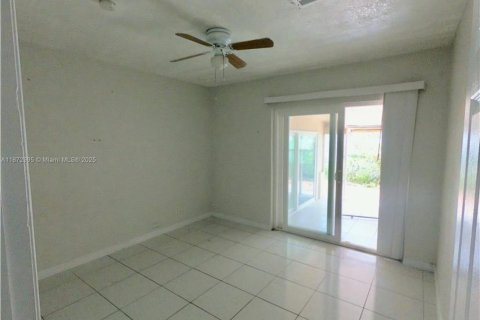 Casa en venta en Miami, Florida, 4 dormitorios, 129.6 m2 № 1897970 - foto 12