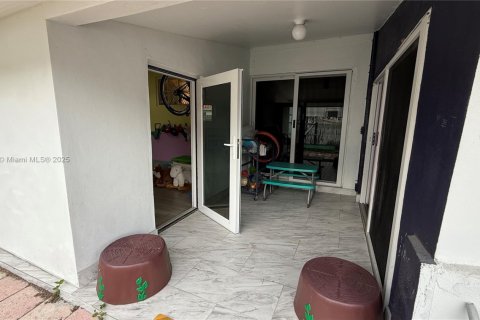 Casa en venta en Miami, Florida, 4 dormitorios, 129.6 m2 № 1897970 - foto 22
