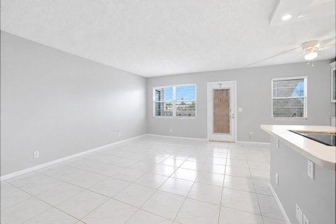 Copropriété à louer à Boca Raton, Floride: 2 chambres, 79.99 m2 № 2389497 - photo 3