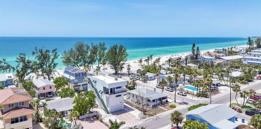 House in Holmes Beach, Florida 3 bedrooms, 210.14 sq.m. № 1659316