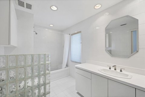 House in Holmes Beach, Florida 3 bedrooms, 210.14 sq.m. № 1659316 - photo 18