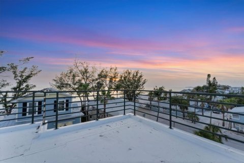 House in Holmes Beach, Florida 3 bedrooms, 210.14 sq.m. № 1659316 - photo 7
