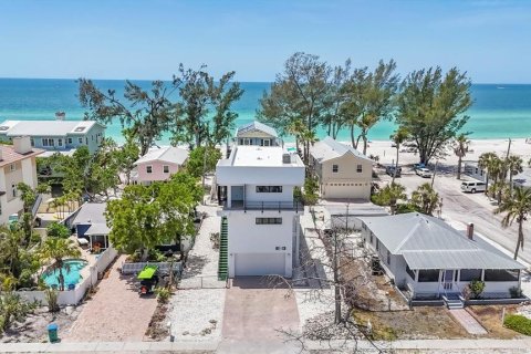 House in Holmes Beach, Florida 3 bedrooms, 210.14 sq.m. № 1659316 - photo 2